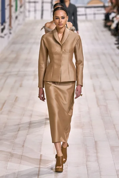 Look 16